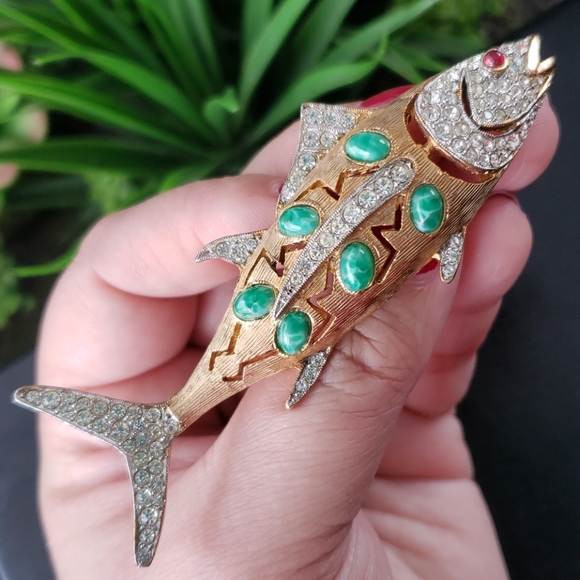 Vintage Jewelry - Vtg Gold Rhodium Fish Paste Rhinestone Mottled Cabochon Textured Figural Brooch
